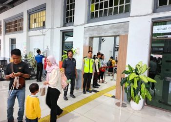 Kanit Intelkam AIPTU M. Ridwan Lubis dan BRIGADIR Muhammad Arigo S.H saat pengamanan arus balik di stasiun kereta api