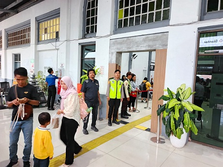 Kanit Intelkam AIPTU M. Ridwan Lubis dan BRIGADIR Muhammad Arigo S.H saat pengamanan arus balik di stasiun kereta api