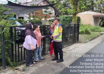 Bhabinkamtibmas Kelurahan Timbang Galung AIPTU Deddy Syam SH melakukan sambang respon cepat keluhan warga binaannya