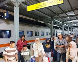 Kanit Intelkam AIPTU M. Ridwan Lubis dan Brigadir Muhammad Arigo SH rutin melaksanakan pengamanan di Stasiun Kereta Api