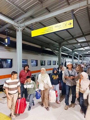 Kanit Intelkam AIPTU M. Ridwan Lubis dan Brigadir Muhammad Arigo SH rutin melaksanakan pengamanan di Stasiun Kereta Api