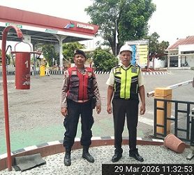 PS. Kanit Dalmas 1 AIPTU Albersius Saragih bersama AIPDA Dharma Wanda, Bripka Rover Sibaranni dan Brigadir Muhammad Arigo pengamanan objek vital PT. Pertamina Patra Niaga Regional Sumbagut di Jalan Bola Kaki