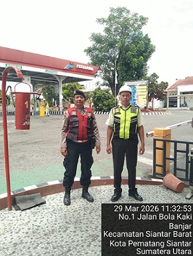 PS. Kanit Dalmas 1 AIPTU Albersius Saragih bersama AIPDA Dharma Wanda, Bripka Rover Sibaranni dan Brigadir Muhammad Arigo pengamanan objek vital PT. Pertamina Patra Niaga Regional Sumbagut di Jalan Bola Kaki