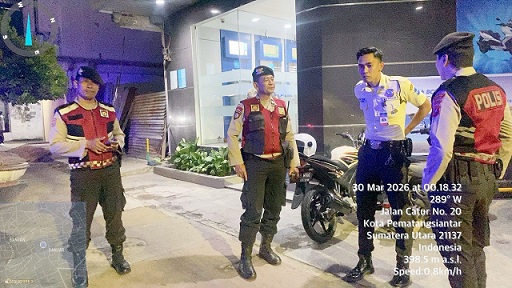 PS. Kanit Dalmas 1 AIPTU Albersius Saragih melaksanakan kegiatan Blue Light Patroli (BLP) di Bank BCA Jalan Merdeka
