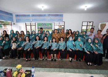 Ketua TP PKK Kota Pematangsiantar Ny Liswati Wesly Silalahi bersama tim melakukan supervisi ke Kelurahan Simarito Kecamatan Siantar Barat