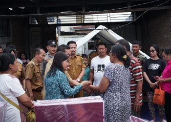 Bhabinkamtibmas Kelurahan Siopat Suhu Aipda Vicktorson S. Garingging S.T monitoring pemberian Bansos kepada warga kebakaran rumah di Jalan Pdt. Justin Sihombing