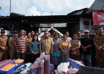 Wali Kota Pematangsiantar Wesly Silalahi SH MKn didampingi Ketua TP PKK Ny Liswati Wesly Silalahi mengunjungi sekaligus memberikan bantuan kepada korban kebakaran rumah di Jalan Pendeta Justin Sihombing