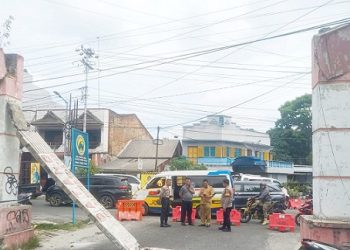 Kasat Samapta AKP Mariduk Tambunan SH. MH bersama Kapolseķ Siantar Selatan IPTU Priston Simbolon dan Pamapta IPDA Putra Sormin saat bersama Camat Sianțar Selatan Henry Purba di TKP Gapura Ambruk "makan korban"