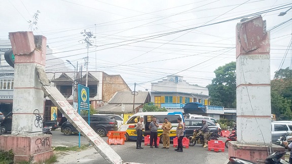 Kasat Samapta AKP Mariduk Tambunan SH. MH bersama Kapolseķ Siantar Selatan IPTU Priston Simbolon dan Pamapta IPDA Putra Sormin saat bersama Camat Sianțar Selatan Henry Purba di TKP Gapura Ambruk "makan korban"