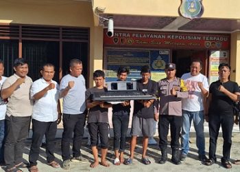 Ketiga pelaku dan barang bukti diapit Kanit Reskrim IPDA B. Situngkir SH beserta tim