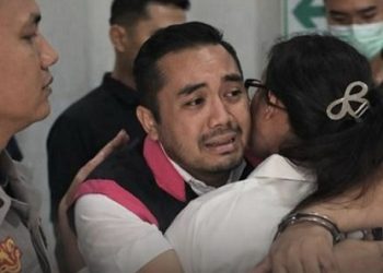 Amsal Sitepu saat memeluk istrinya. (Foto Ist)