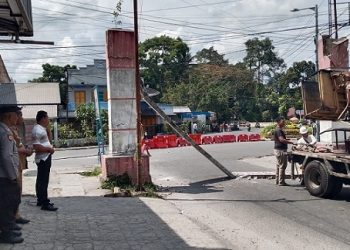 Kanit Intelkam AIPTU W.F Munthe bersama Bhabinkamtibmas BRIPKA Swandi monitoring pembersihan rentuhan Gapura di Jalan Bahagia