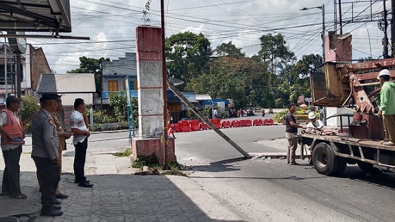 Kanit Intelkam AIPTU W.F Munthe bersama Bhabinkamtibmas BRIPKA Swandi monitoring pembersihan rentuhan Gapura di Jalan Bahagia