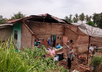 Salah satu rumah warga yang rusak berat