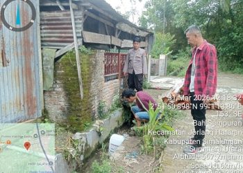 Pelaku HS memperagakan cara mencuri meteran air kepada Kanit Reskrim IPTU Sugeng Suratman
