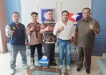 Sekretaris Fraksi PAN Perindo DPRD Kota Medan, Binsar Simarmata menerima audiensi Pengcab Wadokai Medan di ruang fraksi (Foto Ist)