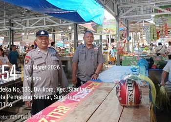Kasub Sektor AIPTU Edi Syahputra saat patroli di eks Gedung IV Pasar Horas