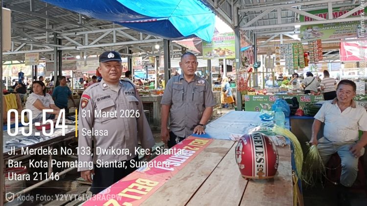 Kasub Sektor AIPTU Edi Syahputra saat patroli di eks Gedung IV Pasar Horas