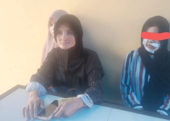 Korban bersama pelapor dan mantan mertuanya saat berikan keterangan kepada wartawan di Kantin Polres Pematangsiantar