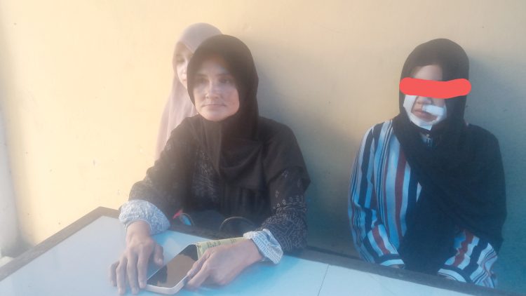 Korban bersama pelapor dan mantan mertuanya saat berikan keterangan kepada wartawan di Kantin Polres Pematangsiantar