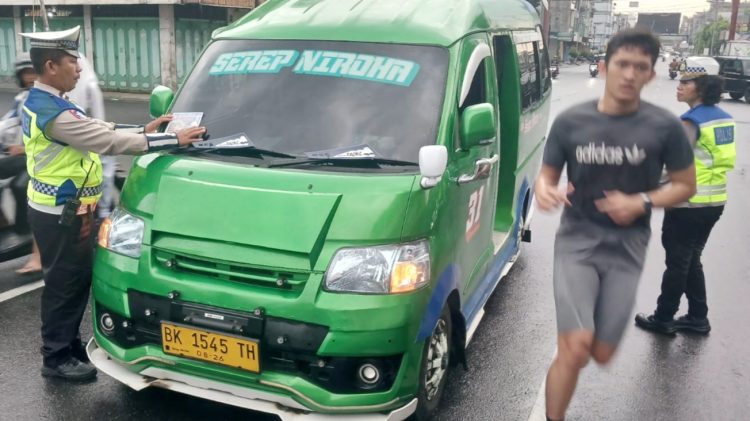 Kanit Kamsel IPDA Serly Tarigan bersama personil saat sosialisasi di Jalan Sutomo