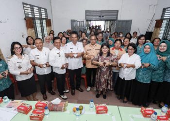 Ketua TP PKK Kota Pematangsiantar Ny Liswati Wesly Silalahi bersama Tim Supervisi pembinaan bagi TP PKK Kecamatan Siantar Selatan dalam rangka Lomba IVA Test TP PKK Tingkat Provinsi Sumut