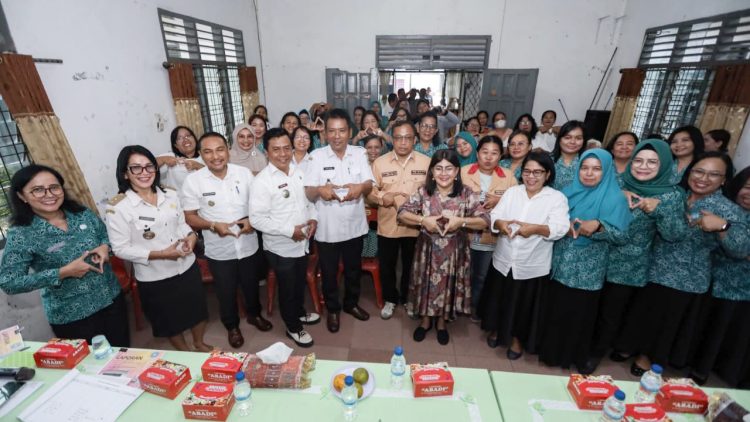 Ketua TP PKK Kota Pematangsiantar Ny Liswati Wesly Silalahi bersama Tim Supervisi pembinaan bagi TP PKK Kecamatan Siantar Selatan dalam rangka Lomba IVA Test TP PKK Tingkat Provinsi Sumut