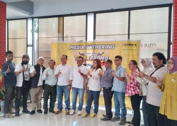 Para narasumber photo bersama jurnalis saat Media Gathering Adira Expo Tebar Promo di De Java Restaurant and Karaoke, Kota Pematangsiantar.