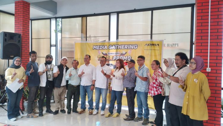 Para narasumber photo bersama jurnalis saat Media Gathering Adira Expo Tebar Promo di De Java Restaurant and Karaoke, Kota Pematangsiantar.