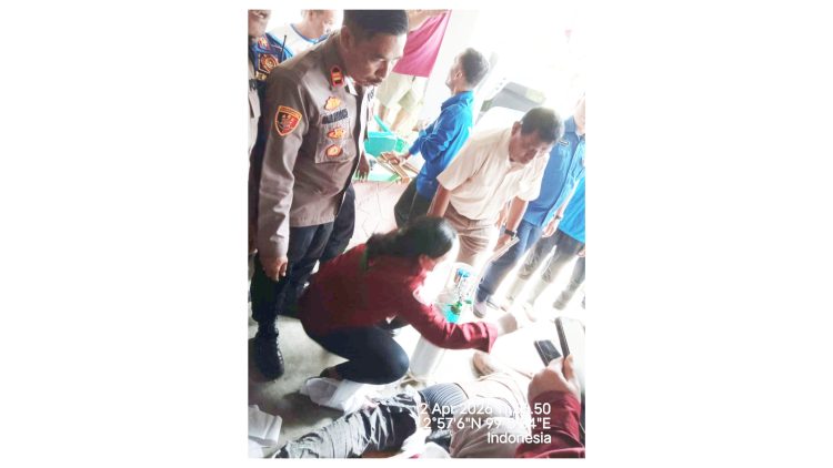 Kapolseķ Siantar Barat IPTU Raja Kaya Haloho SH. MH saat evakuasi pekerja tertimpa reruntuhan material bangunan