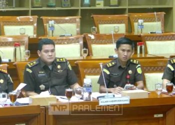 Kajari Karo Danke Rajagukguk bersama Jaksa Wira Arizona, Jesaya Perangin-angin, Kasi Pidsus Reinhard Harve Sembiring, dan Kasi Intel Dona Martinus Sebayang saat hadir di RDPU Komisi III DPR RI soal kasus Amsal Sitepu. (Foto Ist)