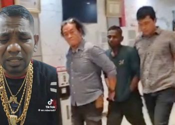 Influencer Mr Roberto saat digiring personel Satreskrim Polrestabes Medan menuju ruang tahanan. (Foto Ist)