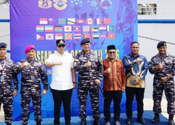 Anggota DPRD Kota Medan, Saipul Bahri Dan Kodaeral I Laksamana Muda TNI Deny Septiana, Wali Kota Medan, Rico Waas saat hadiri penyambutan kedatangan Kapal Republik Indonesia (KRI) Bima Suci-945 di Belawan. (Foto Ist)