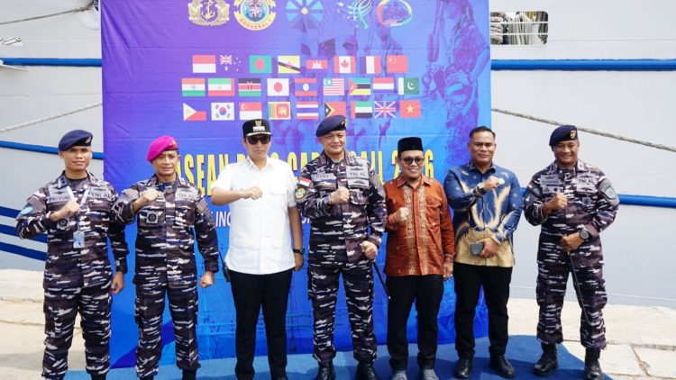 Anggota DPRD Kota Medan, Saipul Bahri Dan Kodaeral I Laksamana Muda TNI Deny Septiana, Wali Kota Medan, Rico Waas saat hadiri penyambutan kedatangan Kapal Republik Indonesia (KRI) Bima Suci-945 di Belawan. (Foto Ist)