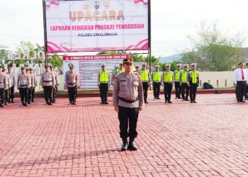 Kompol Binsar Manik saat menerima kenaikan pangkat pengabdian