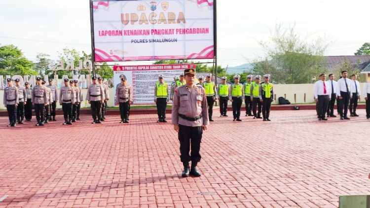 Kompol Binsar Manik saat menerima kenaikan pangkat pengabdian