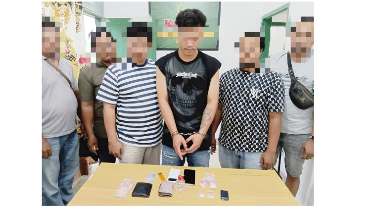 Terduga Pelaku MAS dan barang bukti saat diamankan di Kantor Intel Kodim 0207/Simalungun