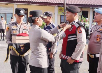 Kapolres Pematangsiantar AKBP Sah Udur T.M. Sitinjak SH. SIK. MH saat berikan Kaporlap rompi kepada perwakilan Satuan Samapta