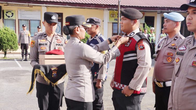 Kapolres Pematangsiantar AKBP Sah Udur T.M. Sitinjak SH. SIK. MH saat berikan Kaporlap rompi kepada perwakilan Satuan Samapta