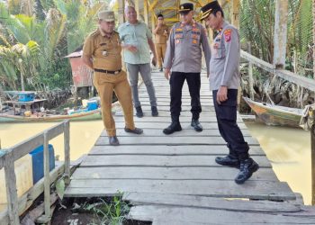 Kabag SDM Polres Tanjung Balai, KOMPOL H.E. Sidauruk Survei Perbaikan Jembatan Merah Putih