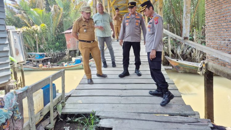 Kabag SDM Polres Tanjung Balai, KOMPOL H.E. Sidauruk Survei Perbaikan Jembatan Merah Putih