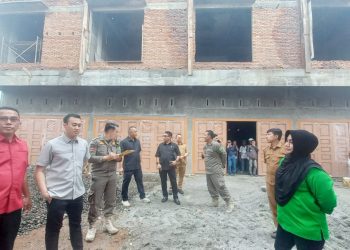 Ketua Komisi IV Paul Mei Simanjuntak (MAS) SH didampingi Wakil Ketua M Rizki Lubis bersama Edwin Sugesti, Jusuf Ginting, Lailatul Badir dan Ahmad Affandi saat sidak bangunan Pendidikan Indah Residence. (Foto Ist)