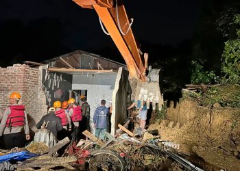Personil gabungan Brimob Polda Sumut dan tim dari SAR hingga TNI sudah turun ke lokasi longsor di Sembahe untuk membantu mencari dan mengevakuasi korban. (Foto Ist)