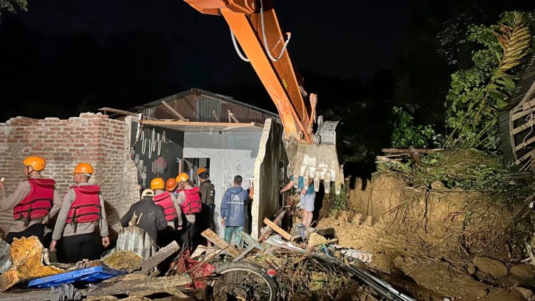 Personil gabungan Brimob Polda Sumut dan tim dari SAR hingga TNI sudah turun ke lokasi longsor di Sembahe untuk membantu mencari dan mengevakuasi korban. (Foto Ist)