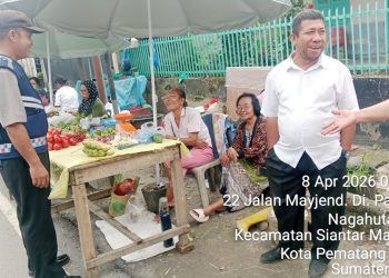 Bhabinkamtibmas Kelurahan Nagahuta Timur AIPTU Fernandes Munthe melaksanakan sambang Kamtibmas di Pasar Pagi Jalan D.I. Panjaitan
