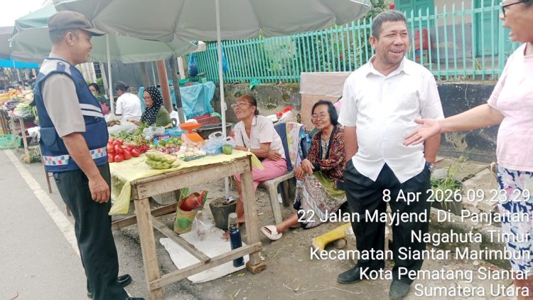 Bhabinkamtibmas Kelurahan Nagahuta Timur AIPTU Fernandes Munthe melaksanakan sambang Kamtibmas di Pasar Pagi Jalan D.I. Panjaitan