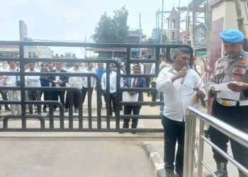Puluhan massa bersama sejumlah advokat menggelar aksi di Polda Sumut. turut hadir Bernard MP Simaremare SH MH dan Dwi Ngai Sinaga SH MH. (Foto Ist)