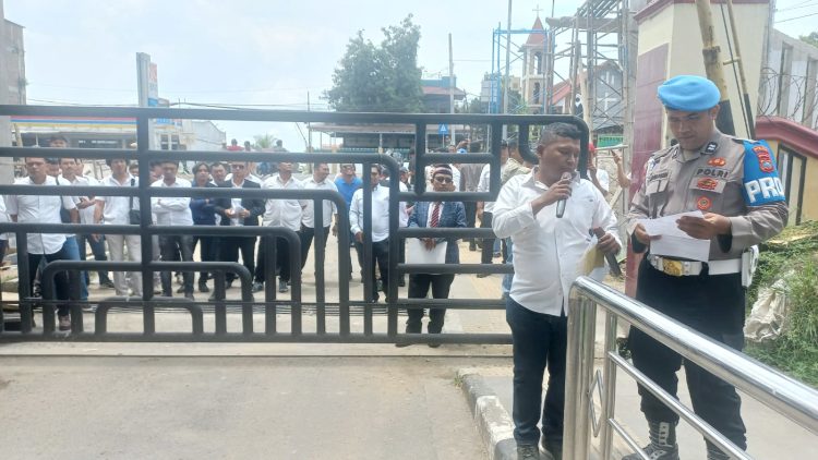Puluhan massa bersama sejumlah advokat menggelar aksi di Polda Sumut. turut hadir Bernard MP Simaremare SH MH dan Dwi Ngai Sinaga SH MH. (Foto Ist)