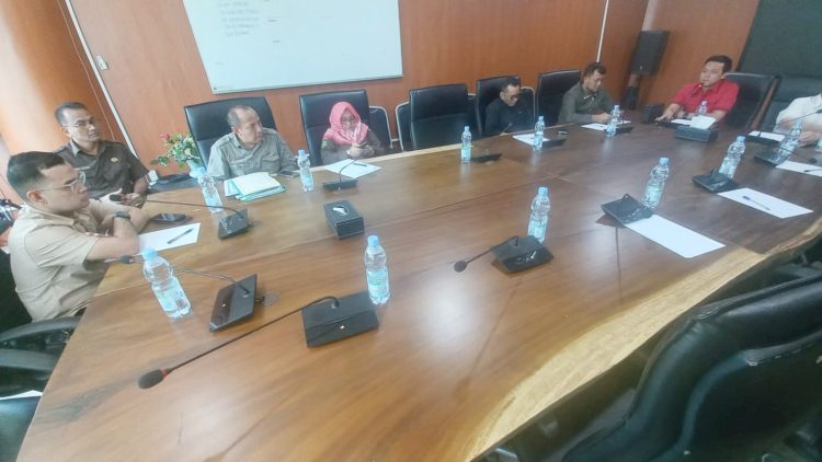 Komisi 3 DPRD Kota Medan saat RDP dengan PUD Pasar Kota Medan yang dihadiri Dirut PUD Pasar Anggia Ramadhan, Direktur Operasional Agus Syahputra, Direktur Administrasi dan Keuangan Bobby Octavianus Zulkarnain, Direktur Pengembangan dan SDM Rudiansyah (Foto Ist)