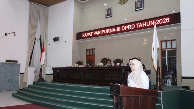 Wakil Wali Kota Herlina saat bacakan  Nota Jawaban Wali Kota Pematangsiantar atas Pemandangan Umum Fraksi-fraksi DPRD terhadap Nota Pengantar LKPJ Wali Kota Pematangsiantar TA 2025.